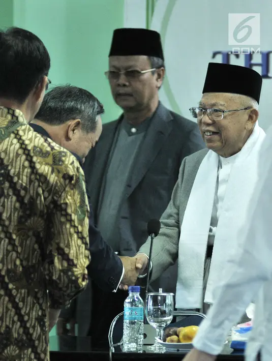 Kepala Perwakilan TETO, John C. Chen (kiri) bersalaman dengan Ketua Umum MUI KH Ma'ruf Amin (kanan) saat menyerahkan bantuan untuk korban bencana Sulteng di Kantor MUI, Jakarta, Selasa (9/10). (Merdeka.com/Iqbal Nugroho)