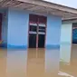 Salah satu rumah yang terendam banjir di Desa Buluh Cina karena luapan Sungai Kampar. (Liputan6.com/M Syukur)