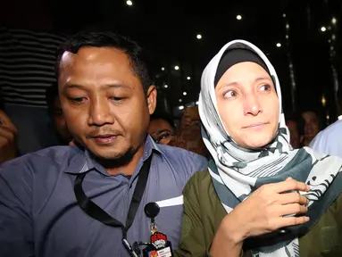 Inneke Koesherawati usai menjalani pemeriksaan terkait OTT Kalapas Sukamiskin Wahid Husein, di Gedung KPK, Jakarta, Sabtu (21/7). Inneke diduga mengetahui suap suaminya Fahmi Darmawansyah ke Kalapas Sukamiskin. (Liputan6.com/HO/Udin)
