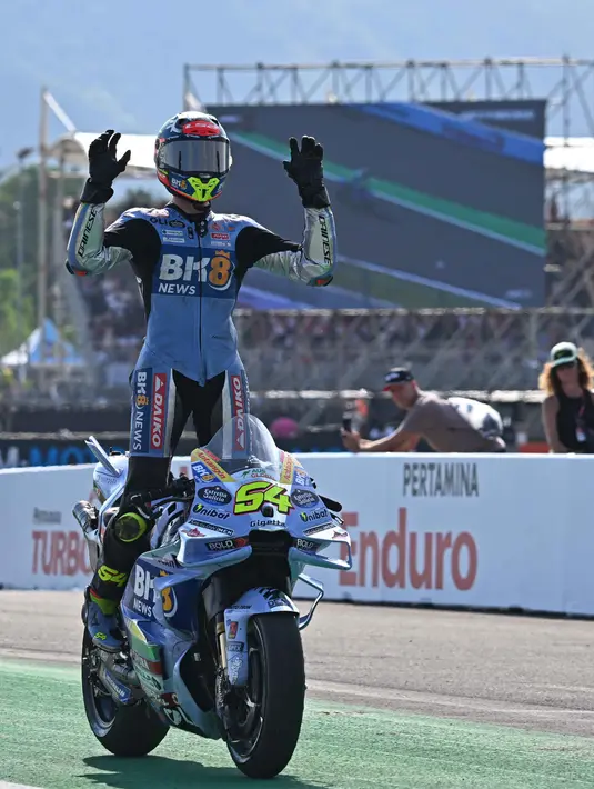 Digelar di Pertamina Mandalika International Street Circuit, Minggu (5/10/2025) siang WIB, Fermin Aldeguer tampil dominan setelah memimpin balapan sejak lap delapan. (SONNY TUMBELAKA/AFP)