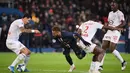 Bek Lille, Jose Fonte, berusaha menghentikan laju striker PSG, Neymar, pada laga Ligue 1 Prancis di Stadion Parc des Princes, Paris, Jumat (22/11). PSG menang 2-0 atas Lille. (AFP/Franck Fife)