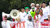 Pimpinan FPI Rizieq Shihab terlihat berada di atas mobil komando bersama dua Wakil Ketua DPR, Fahri Hamzah dan Fadli Zon ikut meneriakkan yel-yel saat melewati Balai Kota Jakarta menuju ke Istana Merdeka, Jumat (4/11). (Liputan6.com/Faizal Fanani)