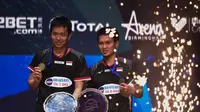 Ganda putra Indonesia, Hendra Setiawan/Mohammad Ahsan menjuarai All England 2019 yang berlangsung di Arena Birmingham, Minggu (10/3). Di final Hendra/Ahsan menang 11-21, 21-14, 21-12 atas Aaron Chia/Soh Wooi Yik. (AFP/Oli Scarff)