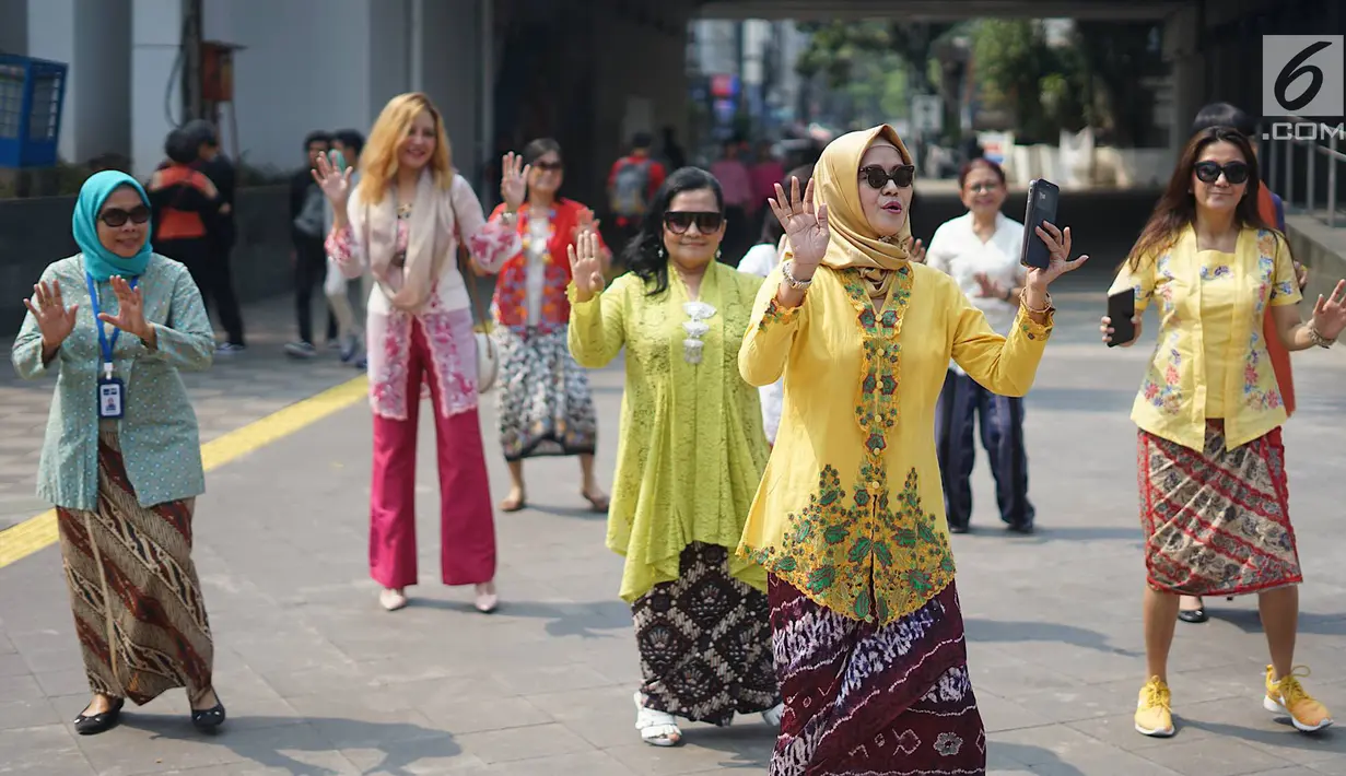 Wanita yang tergabung dalam Gerakan Nasional #SelasaBerkebaya melakukan kampanye berkebaya di Stasiun MRT Dukuh Atas, Jakarta, Selasa (25/6/2019). Kegiatan kampanye tersebut untuk mengembalikan jati diri bangsa Indonesia dengan berkebaya di setiap hari Selasa. (Liputan6.com/Immanuel Antonius)