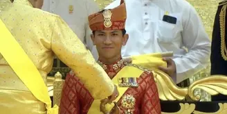 Tak lupa, ia pun mengenakan hiasan kepala khas Brunei yang memiliki warna dan motif serasi dengan bajunya. Lalu disematkan bros besar keemasan pada hiasan kepala tersebut. [@support.anishaik]