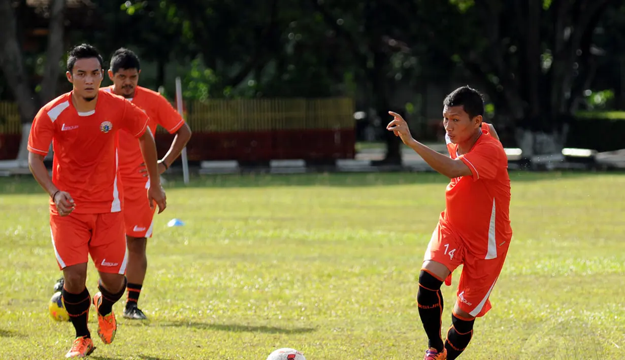 Pemain lawas Persija Jakarta, Ismed Sofyan (kanan) ikut belatih bersama di lapangan Yon Zikon 13/KE, Jakarta, (23/22/2014). (Liputan6.com/Helmi Fithriansyah)