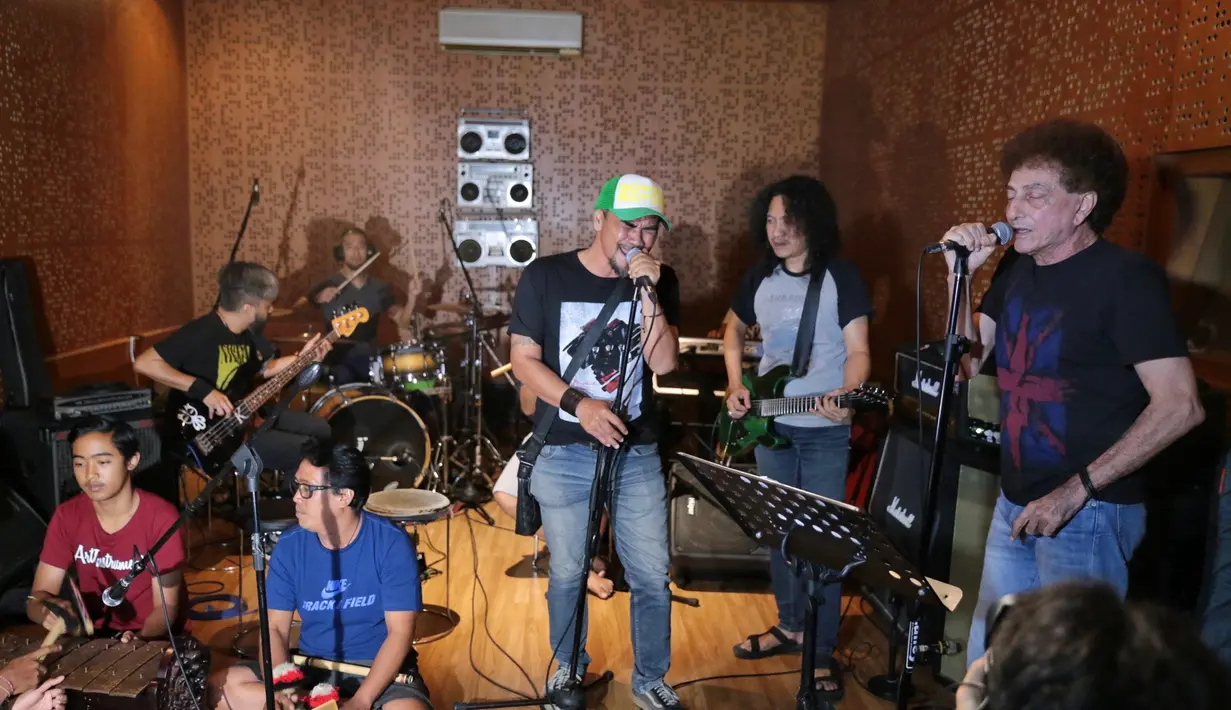 Lagu Indonesia Bersatu dikemas dengan nuansa rock yang dipadukan alunan musik khas nusantara, gamelan Bali. Lagu ini akan disosialisasikan dari panggung ke panggung dan dikemas dalam CD yang dijual secara gratis. (Adrian Putra/Bintang.com)