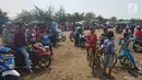 Warga berkerumun menantikan evakuasi pesawat Lion Air JT 610 di Pantai Pakis Jaya, Karawang, Jawa Barat, Senin (29/10). Pesawat yang jatuh di perairan Karawang teregistrasi dengan PK-LQP dan berjenis Boeing 737 MAX 8. (Liputan6.com/Herman Zakharia)