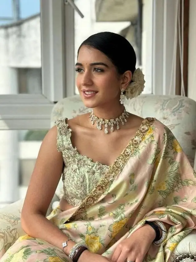 Pesona Radhika Merchant Calon Istri Anant Ambani Dibalut Sari. [@bridestodayin]