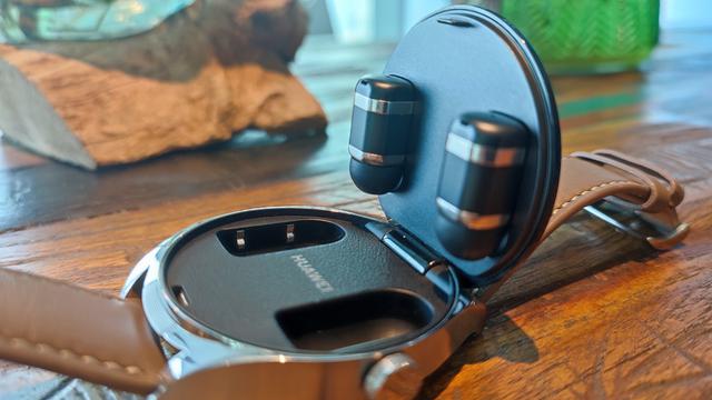 Huawei Watch Buds (Liputan6.com/Giovani Dio Prasasti)