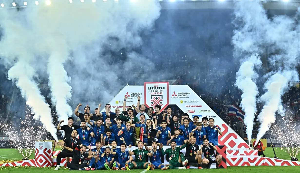 Para pemain Thaiand melakukan selebrasi usai menjuarai Piala AFF 2022. (AFP/Lillian Suwanrumpha)