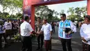 Gubernur Bali I Wayan Koster berjabat tangan menyambut Menteri Energi dan Sumber Daya Mineral (ESDM) Arifin Tasrif saat Parade Konversi Sepeda Motor BBM Ke Listrik di Nusa Dua, Bali, Kamis (1/9/2022). Parade motor listrik tersebut adalah rangkaian memperkuat pelaksanaan G20 dalam transisi energi berkelanjutan. (Liputan6.com/Johan Tallo)