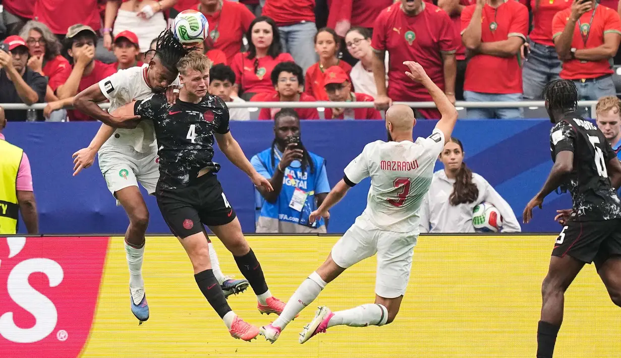 Pemain Maroko Redouane Halhal berebut bola sundulan dengan pemain Kanada Luc de Fougerolles selama pertandingan sepak bola babak 16 besar Piala Dunia antara Kanada dan Maroko di Houston, Sabtu, (04/07/2026). (AP Photo/Ashley Landis)