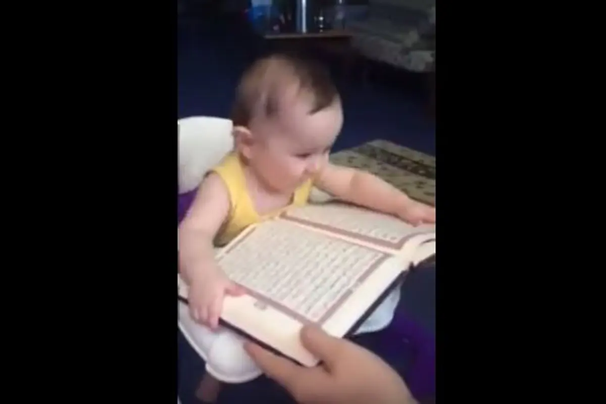 Bayi Ini Menangis Saat Alquran Ditutup dan Diganti Buku Lain