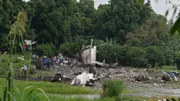 Puing - puing pesawat kargo buatan Rusia yang jatuh di wilayah Juba, Sudan Selatan, Rabu (4/11/2015). Pesawat jatuh tak lama setelah lepas landas dari dari ibukota Sudan Selatan. (AFP PHOTO/Charles Lomodong)