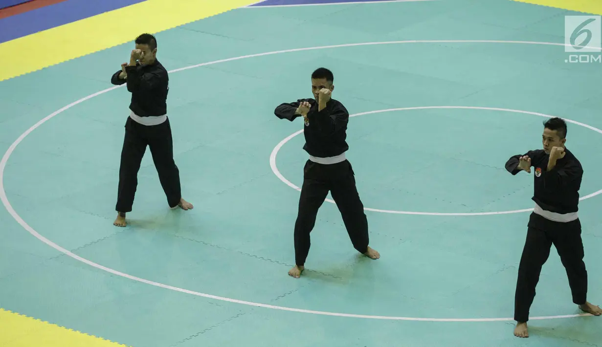 Pesilat Indonesia tampil dalam final nomor Seni Beregu Putra saat final 18th Asian Games Invitation Tournament di Padepokan Silat TMII, Jakarta, Rabu (14/2). Indonesia berhasil meraih medali emas dengan total nilai 466. (Liputan6.com/Faizal Fanani)