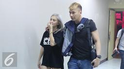 Agnes Mo berjalan bersama kekasihanya Wijaya Saputra di Istora Senayan, Jakarta, Senin (22/8). Agnez Mo akan tampil di HUT SCTV ke-26 yang akan disiarkan langsung pada Rabu (24/8). (Liputan6.com/Herman Zakharia)
