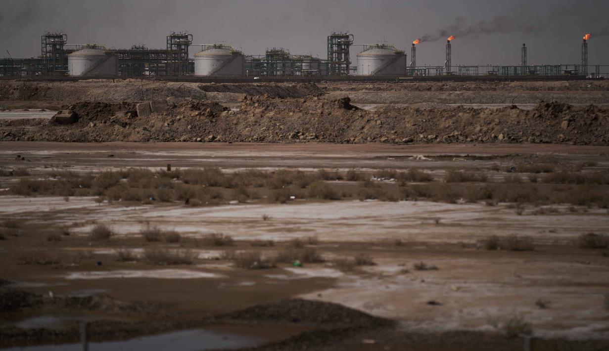 Sebagaimana diketahui, jalur ini dilalui sekitar 20 persen pasokan minyak dan gas dunia. Tampak dalam foto, kobaran api gas terlihat di stasiun degasifikasi di ladang minyak Zubair, yang operasinya telah dikurangi karena perang Timur Tengah yang dipicu oleh serangan AS dan Israel terhadap Iran, dekat Basra, Irak, Sabtu, 28 Maret 2026. (AP Photo/Leo Correa)