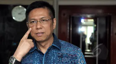 Anggota Komisi VII DPR, Mulyadi menunjukkan luka di wajahnya usai melaporkan kasus pemukulan dirinya oleh rekannya Mustofa Assegaf kepada Ketua DPR Setya Novanto di Kompleks Parlemen, Jakarta, Kamis (9/4/2015). (Liputan6.com/Andrian M Tunay)
