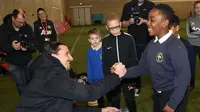 Penyerang Manchester United, Zlatan Ibrahimovic, memberikan kejutan kepada anak-anak dengan membagikan kado natal di Aon Training Complex. (dok. Manchester Evening News)