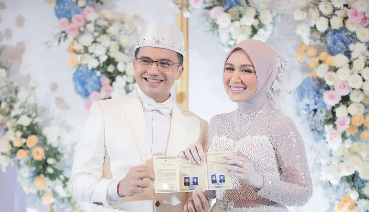 Sekitar tujuh tahun menduda, Sahrul Gunawan resmi menikah lagi. Pria tiga orang anak itu menikahi perempuan cantik Dine Mutiara pada Sabtu (6/5/2023). Beberapa hari setelah menikah, sang istri menceritakan kejadian sebalum akad nikah. [Instagram/dine.pearl]