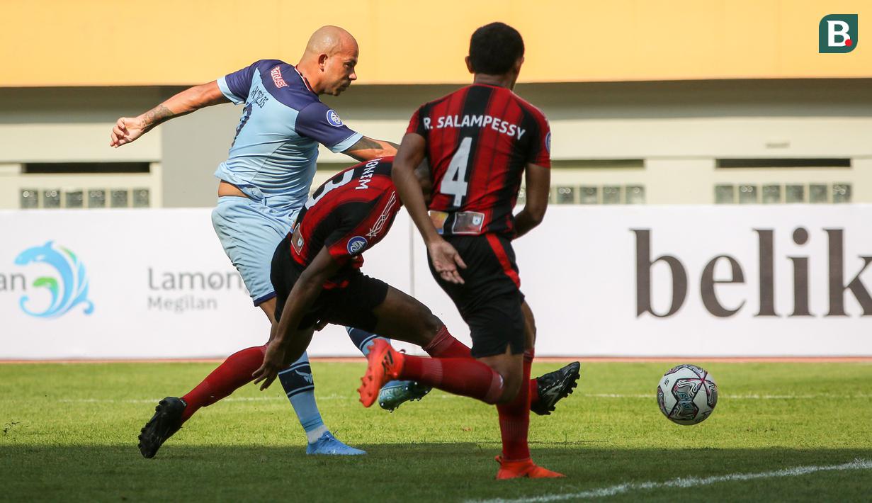 Penyerang Persela Lamongan, Ivan Carlos Coelho (kiri) mencetak gol pertama timnya saat melawan Persipura Jayapura dalam laga pekan kedua BRI Liga 1 2021/2022 di Stadion Wibawa Mukti, Cikarang, Jumat (10/09/2021). (Foto: Bola.com/Bagaskara Lazuardi)