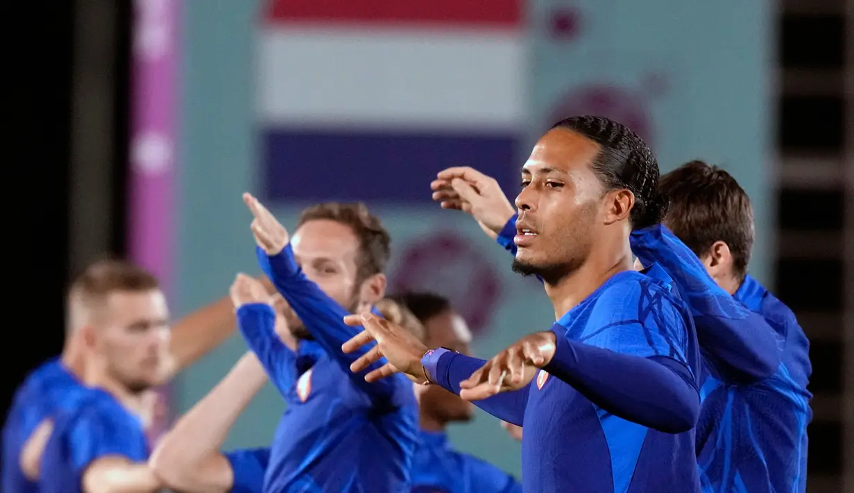 Pemain Belanda Virgil van Dijk dan rekan satu timnya melakukan pemanasan saat latihan di Doha, Qatar, 8 Desember 2022. Belanda akan menghadapi Argentina dalam babak perempat final Piala Dunia 2022 pada 10 Oktober. (AP Photo/Eugene Hoshiko)