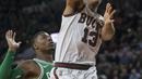 Pemain Milwaukee Bucks, Malcolm Brogdon (kanan) saat beraksi memasukan bola pada laga NBA di basketball game di Milwaukee, (26/10/2017). Boston menang 96-89. (AP/Tom Lynn)