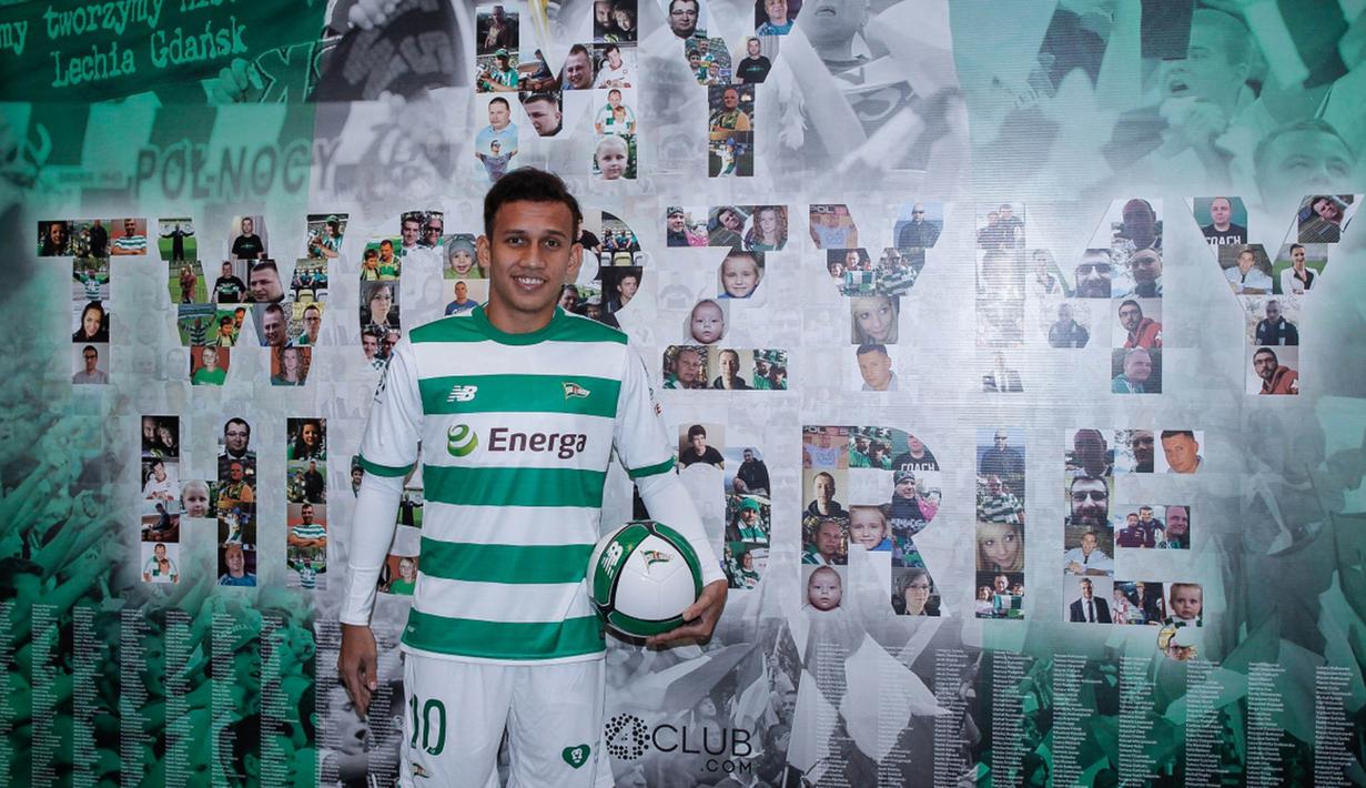 Pesepak bola Indonesia, Egy Maulana berpose saat diperkenalkan sebagai pemain baru Lechia Gdansk di Stadion Energa Gdańsk, Polandia, Minggu (11/3/2018). Dirinya dikontrak Lechia Gdansk selama tiga musim. (Lechia Gdansk)