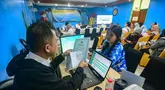 Petugas melayani orang tua calon siswa yang mencari informasi mengenai Sistem Penerimaan Murid Baru (SPMB) Tahun Ajaran 2026/2027 di Posko Pelayanan SPMB Suku Dinas Pendidikan Wilayah III yang berada di SMAN 70 Jakarta, Rabu (17/6/2026). (merdeka.com/Arie Basuki)