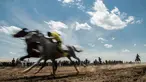 Peserta memacu kudanya saat mendekati garis finish selama festival kuda Arab di Karhuk, Hassakeh, Suriah (5/5/2019). Festival kuda Arab tahunan ini sudah berlangsung keenam kalinya di daerah Al-Jwadea. (AP Photo/Baderkhan Ahmad)