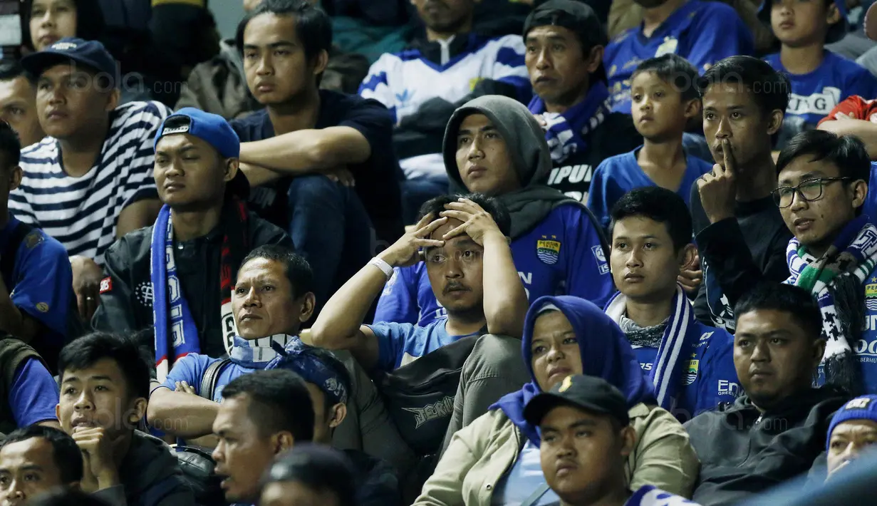 Suporter Persib tampak sedih usai dikalahkan PSM pada laga Piala Presiden di Stadion GBLA, Bandung, Jumat (26/1/2018). Persib tersingkir dari Piala Presiden 2018 setelah takluk 0-1 dari PSM. (Bola.com/M Iqbal Ichsan)