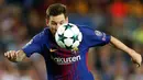 Pemain Bacelona, Lionel Messi mengendalikan bola dalam  babak penyisihan Grup D Liga Champions melawan Juventus di Camp Nou, Selasa (12/9). Lionel Messi jadi bintang di laga ini dengan torehan dua gol. (AP Photo/Francisco Seco)