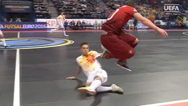 Video cuplikan gol Ricardinho di Turnamen Futsal Eropa 2016 ke gawang Spanyol. Gol dengan proses atraksi yang mengibur tersebut tak bisa menyelamatkan Portugal dari kekalahan 2-6 dari Tim Matador.