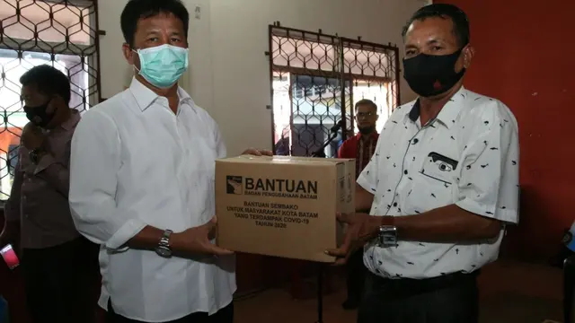 Kepala BP Batam, Muhammad Rudi, menyerahkan bantuan sembako kepada masyarakat Batam terdampak Covid-19 di wilayah Kecamatan Bulang. (Dok BP Batam)