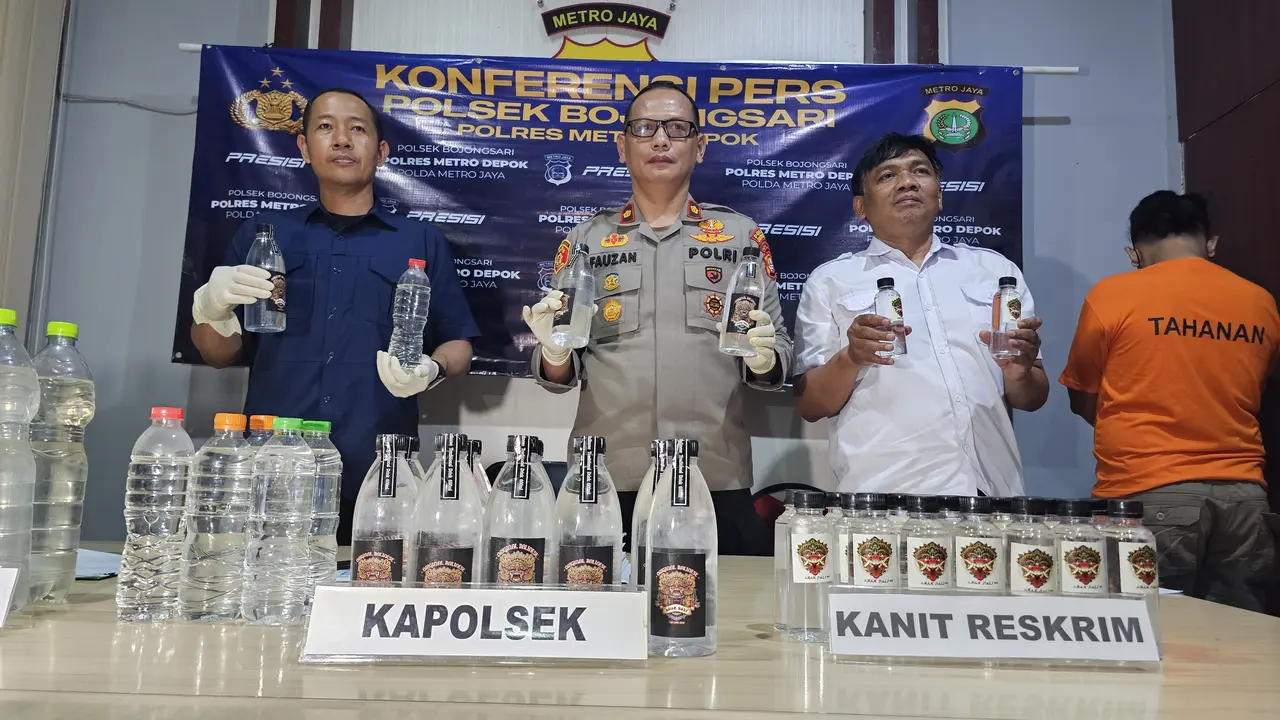 Ratusan Botol Miras Tanpa Merek Berkedok Toko Jamu dan Alat Pancing Disita Polsek Bojongsari