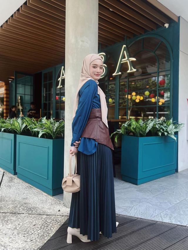 6 Gaya Berhijab ala  Inara Rusli, Cocok Jadi Inspirasi Busana Syar'i nan Simpel