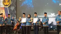 Wakil Ketua Dewan Pengurus Korps Pegawai Republik Indonesia (Korpri) Provinsi Kaltim, Jauhar Efendi menerima langsung penghargaan dari KORPRI.