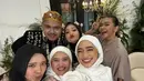 Nabila Taqiyyah jadi salah satu penyanyi yang sadir langsung ke Surabaya untuk pernikahan sahabatnya, Salma Salsabil dan Dimansyah. Nabila tampil serba dengan gaya tradisional modern. [@nabilataqiyyah]