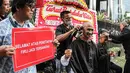 Mantan Ketua KPK Abraham Samad (kiri) melakukan aksi cukur rambut saat aksi bersama di Gedung Merah Putih KPK, Jakarta, Kamis (23/11/2023). (Liputan6.com/Faizal Fanani)