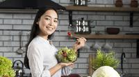 Ilustrasi perempuan makan sehat agar awet muda/copyright freepik.com