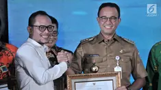 Gubernur DKI Jakarta Anies Baswedan (kanan) menerima penghargaan dari Menteri Ketenagakerjaan Hanif Dhakiri (kiri) dalam Indeks Pembangunan Ketenagakerjaan (INTEGRA) 2018 di Kantor Kemnaker, Jakarta, Senin (19/11). (Merdeka.com/Iqbal Nugroho)