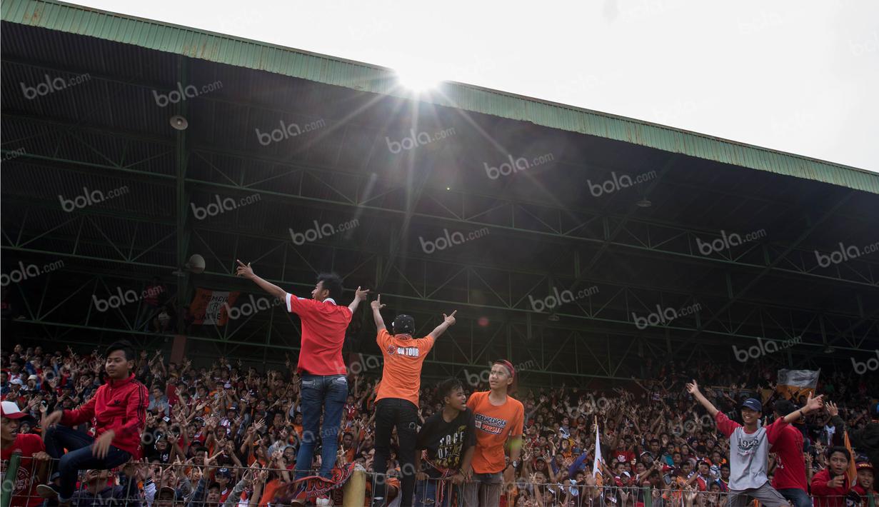 The Jakmania melepas kerinduan menonton Persija Jakarta berlaga di Ibu kota dengan mendukung Macan Kemayoran saat uji coba melawan Barito Putera di Stadion Bea Cukai, Jakarta Timur, Selasa (5/4/2016). (Bola.com/Vitalis Yogi Trisna)