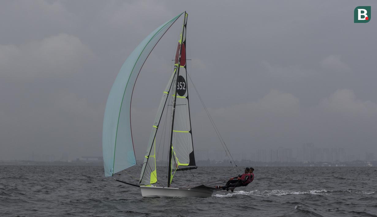 Pelayar asal China Taipe mengatur arah saat mengikuti Asian Sailing Championship di Laut Jakarta, Senin (25/6/2018). Turnamen ini merupakan uji kesiapan jelang Asian Games XVIII. (Bola.com/Vitalis Yogi Trisna)