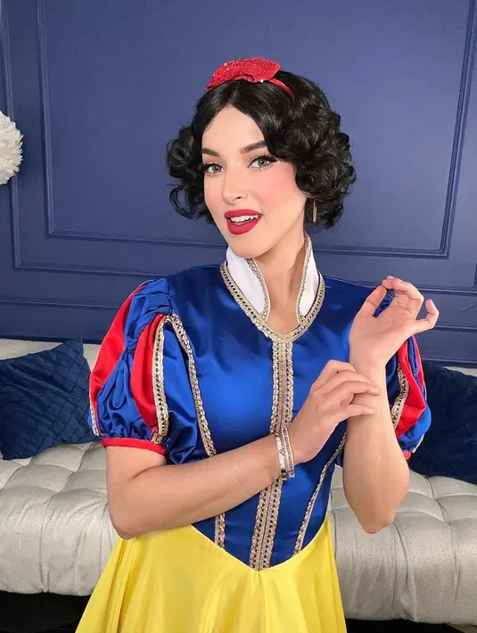 Snow White merupakan salah satu Disney Princess yang paling awal. Tasya Farasya tampil totalitas tidak hanya dari makeup boldnya, tapi ia juga tampak mengenakan kostum Snow White yang ikonis. Foto: Instagram.