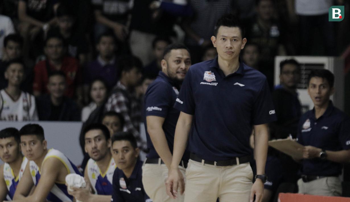 Pelatih Satria Muda Pertamina, Youbel Sondakh, saat melawan Pelita Jaya pada game kedua final IBL 2018 di Gor Soemantri Brojonegoro, Jakarta, Sabtu (21/4/2018). Pelita Jaya menang 94-78 atas Satria Muda. (Bola.com/M Iqbal Ichsan)