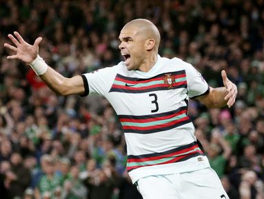 Ketangguhan bek berusia 39 tahun ini tak perlu diragukan lagi. Kemampuan membaca permainan dan tak kenal kompromi demi mengamankan pertahanan membuat Pepe dipanggil Timnas Portugal untuk berlaga di Piala Dunia 2022. (AP/Peter Morrison)