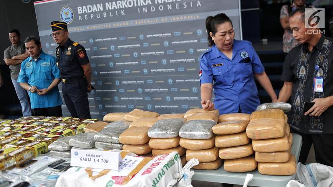 Petugas memperlihatkan barang bukti dalam konferensi pers pengungkapan 3 kasus tindak pidana narkotika di Gedung BNN, Jakarta, Jumat (1/2). BNN berhasil mengungkap 3 kasus penyelundupan narkotika dari Aceh, Medan dan Bogor. (Liputan6.com/Faizal Fanani)