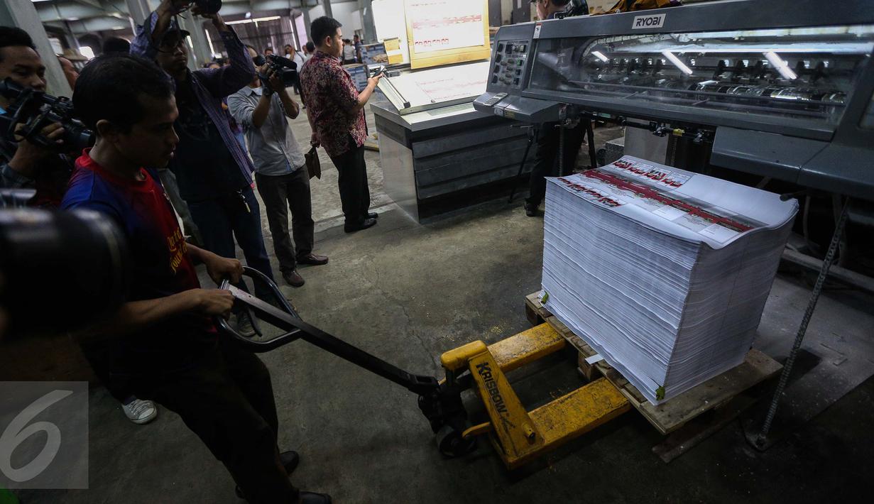 Pekerja menyelesaikan pencetakan surat suara Pemilihan Kepala Daerah di Provinsi Banten di Kawasan Industri Pulo Gadung, Jakarta, Rabu (11/1). Sebanyak 7.900.000 lembar surat suara dicetak oleh PT Dian Rakyat. (Liputan6.com/Faizal Fanani)