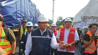 Direktur Utama Perum BULOG Budi Waseso dalam proses pembongkaran kapal beras impor yang baru sandar di Pelabuhan Tanjung Priok, Jakarta Utara pada kamis (12/10/2023). (Ayu/Merdeka.com)